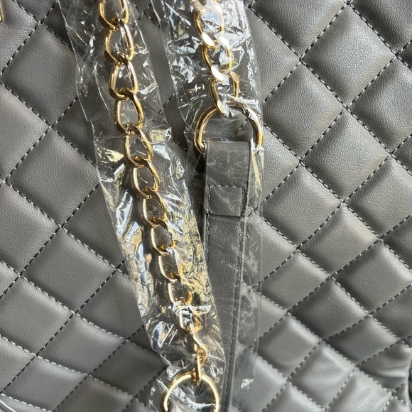 Gilda Paris Large Grey Vegan Leather Quilted Travel Tote Bag with Gold Hardware. - Picture 3 of 7
